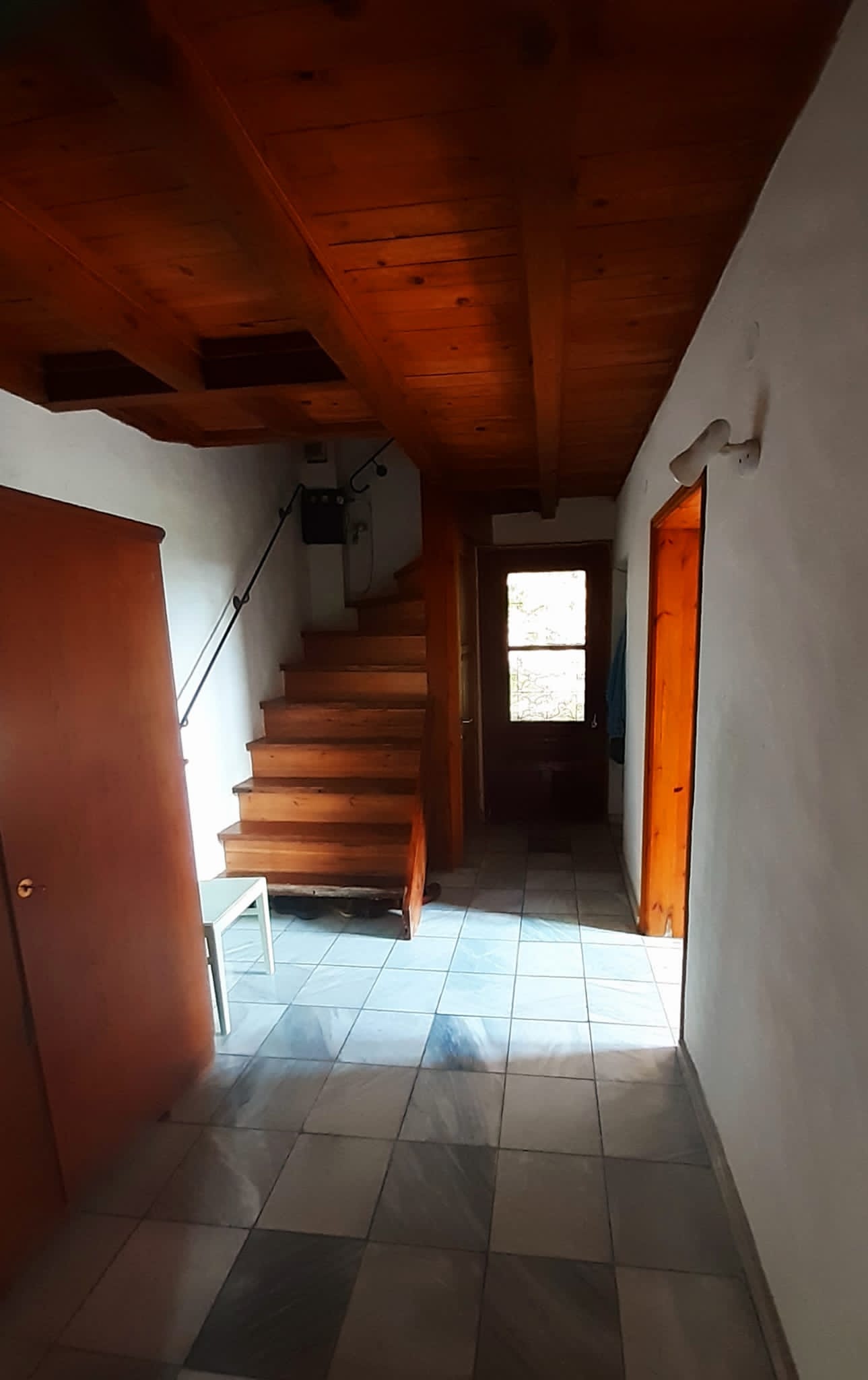Huis te koop op het Griekse schiereiland Pilion.  Voordeur en trap.
