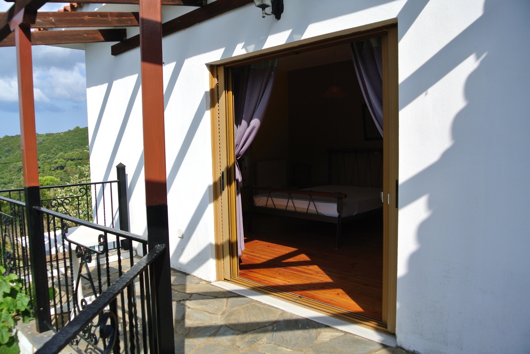 Huis te koop in Platanias Pilion, slaapkamer aan terras bovenverdiep