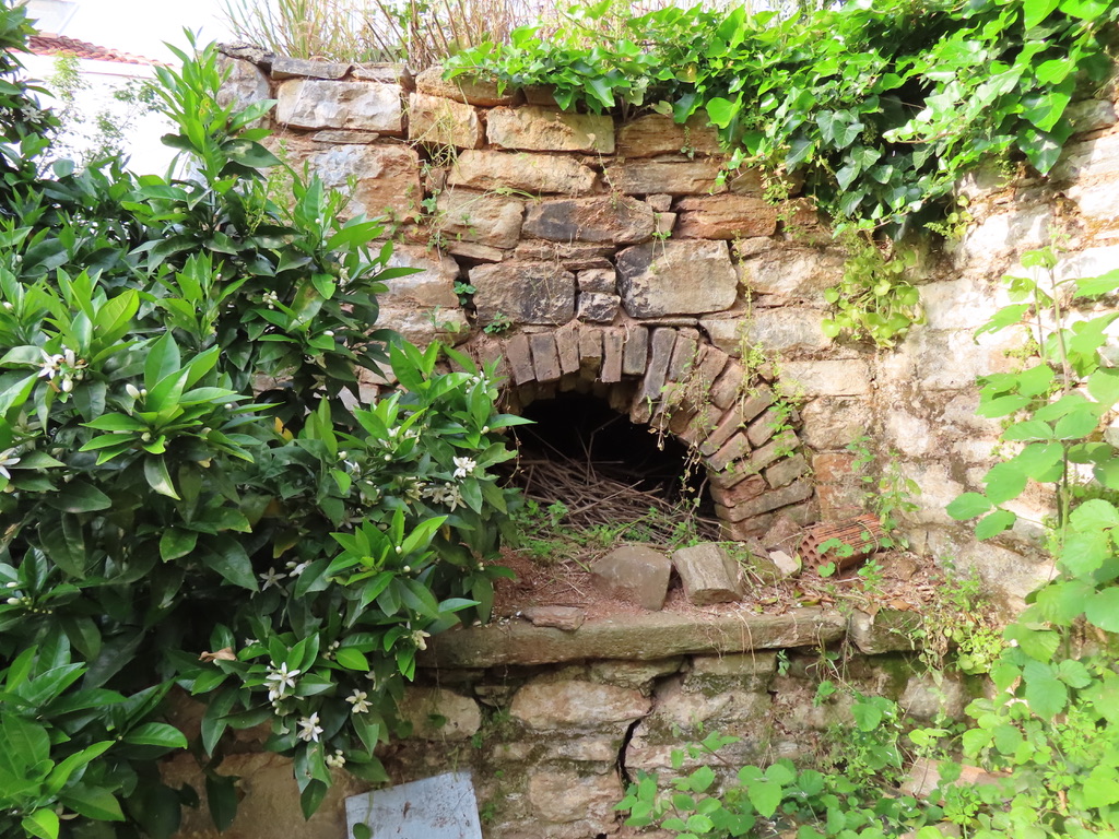 Huis aan zee te koop steenoven in tuin  Milina Pilion Griekenland