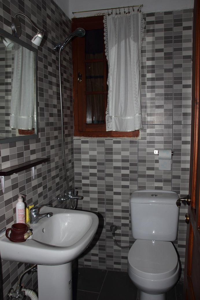 Huis te koop badkamer 2 boven in Lafkos, Pilion Griekenland