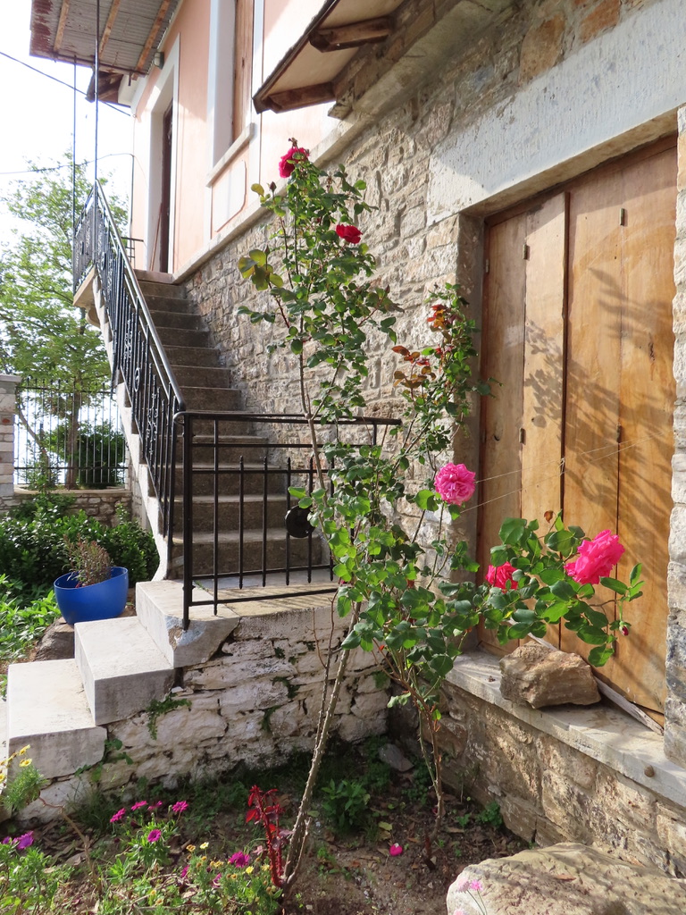 Huis te koop aan zee trap Milina Pilion Griekenland