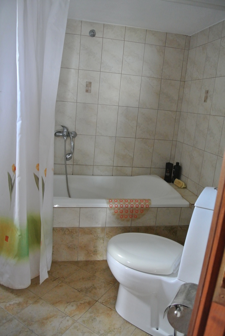 Huis te koop in Platanias Pilion, badkamer bovenverdieping 