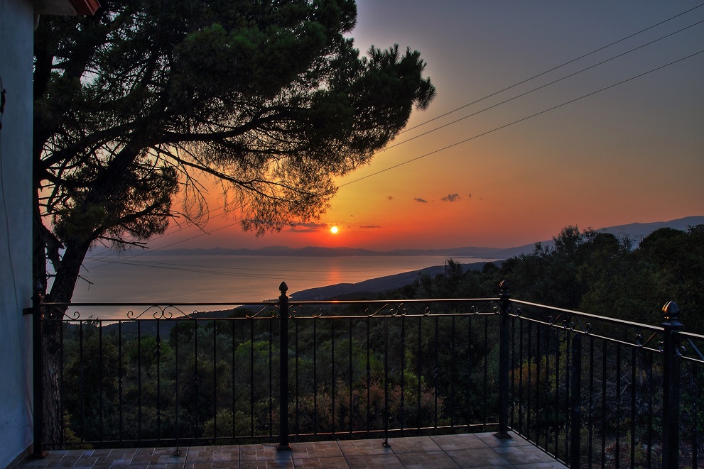 Huis te koop uitzicht vanaf groot terras in Lafkos, Pilion Griekenland