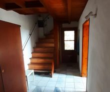 Huis te koop op het Griekse schiereiland Pilion.  Voordeur en trap.