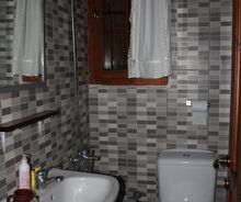 Huis te koop badkamer 2 boven in Lafkos, Pilion Griekenland