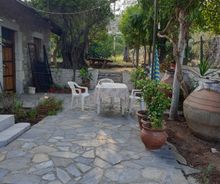 Huis te koop aan zee binnenplaats Milina Pilion Griekenland