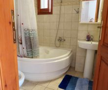 Huis te koop in Milina badkamer met bad in Pilion, Griekenland