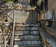 Vakantiehuis te koop trap naar het huisje in Kalamos Griekenland
